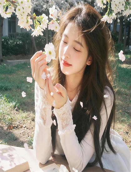 《寻找非洲女王：恩津加》叙事手法解析：时间线安排与视角切换技巧探讨